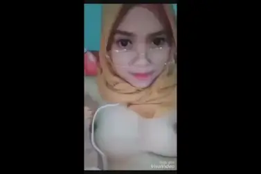 Cewek Imut Pamer Memek Pink Colmek Basah Muncrat Liar